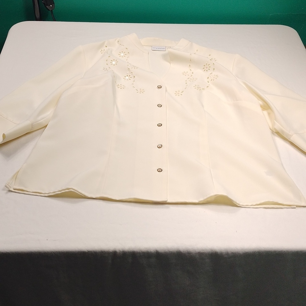 Covington Pastel Yellow Blouse with Floral Embroidery Size Large